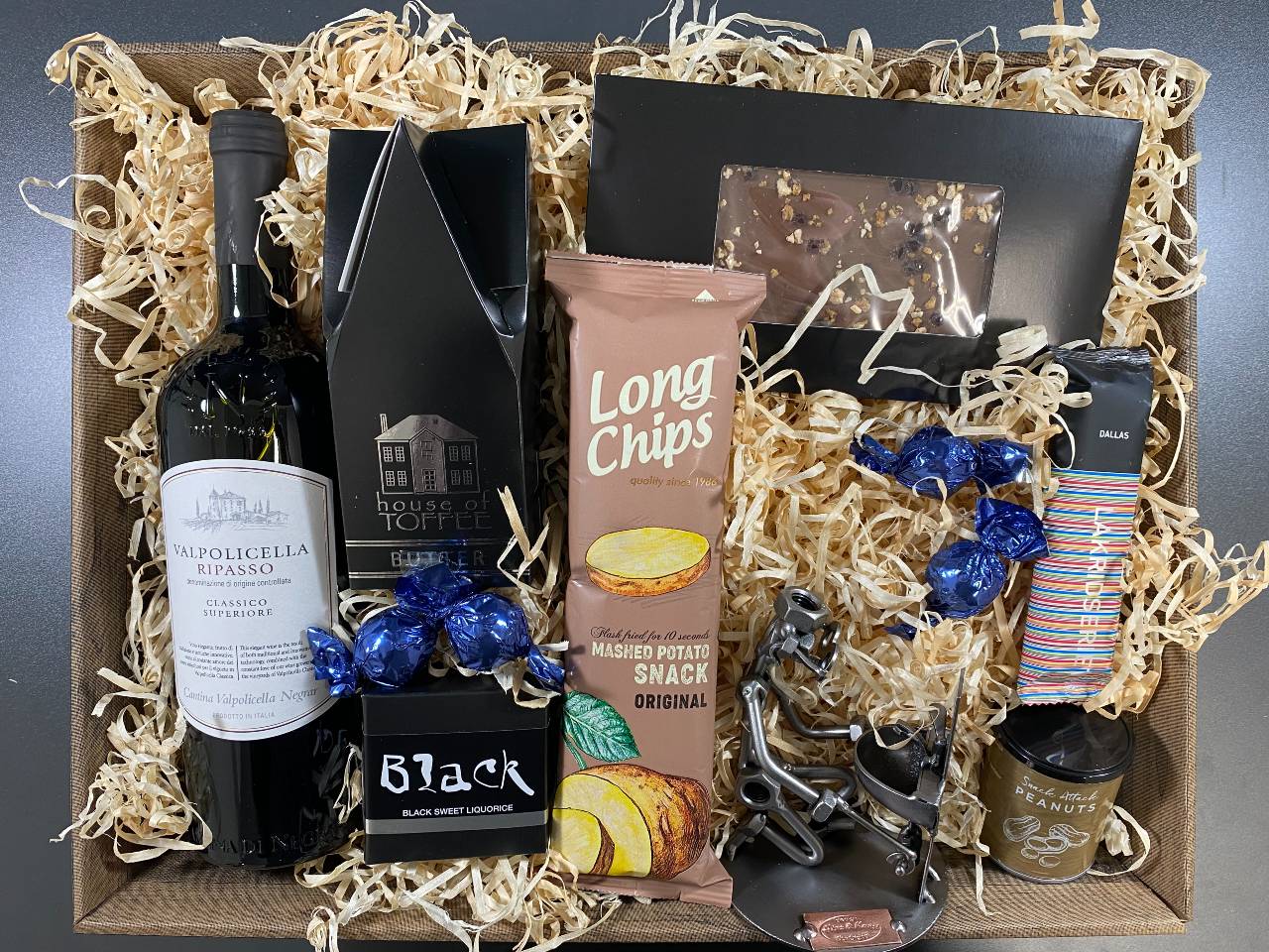 VVS Gavekurv med Rødvin og Figur – Den Ideelle Gave!